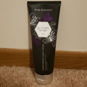 Blooms En Noir Conditioning Shave Cream